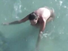 corno filma esposa com amigos na praia